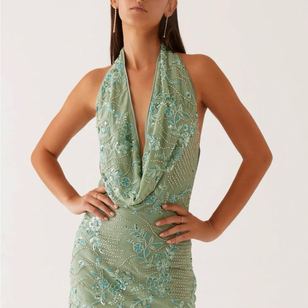 Chic Backless Green Dress with Floral Accents